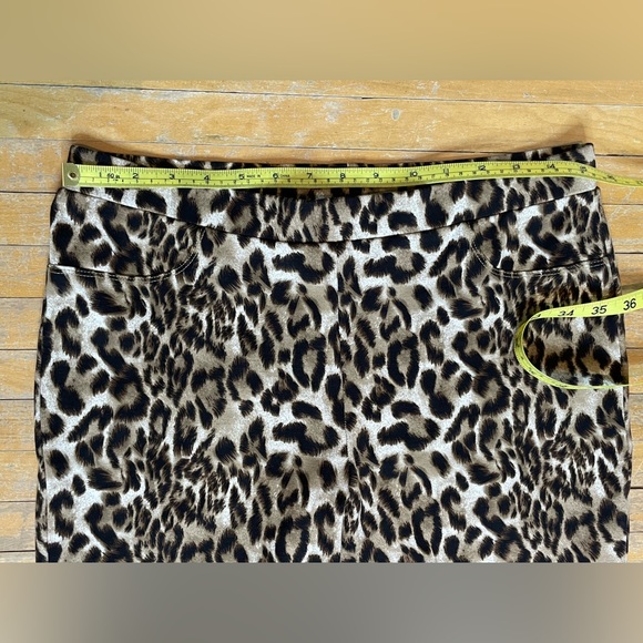 Frank Lyman Leopard Prints pants. - Picture 10 of 11